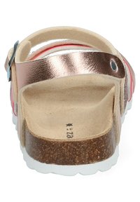 Sandalias con tiras en rosa dorado metálico, con plantilla de corcho y suela de goma blanca; cuenta con una tira trasera y una hebilla ajustable.