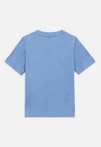 Hele sinine lühikeste varrukatega t-särk, millel on ümmargune kaelus ja sile pind, lihtsad õmblused ning lõdva lõikega.