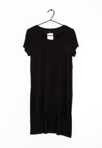 Musta, lyhythihainen mekko, joka on valmistettu pehmeästä, joustavasta materiaalista. Mekossa on pyöreä kaula-aukko ja kerroksellinen malli helman kohdalla. Mekko roikkuu mustassa koukussa.