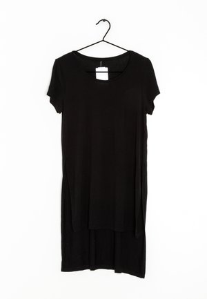 Robe noire à manches courtes en matière douce et extensible, avec un col rond et un design superposé à l'ourlet. Accrochée à un crochet noir.