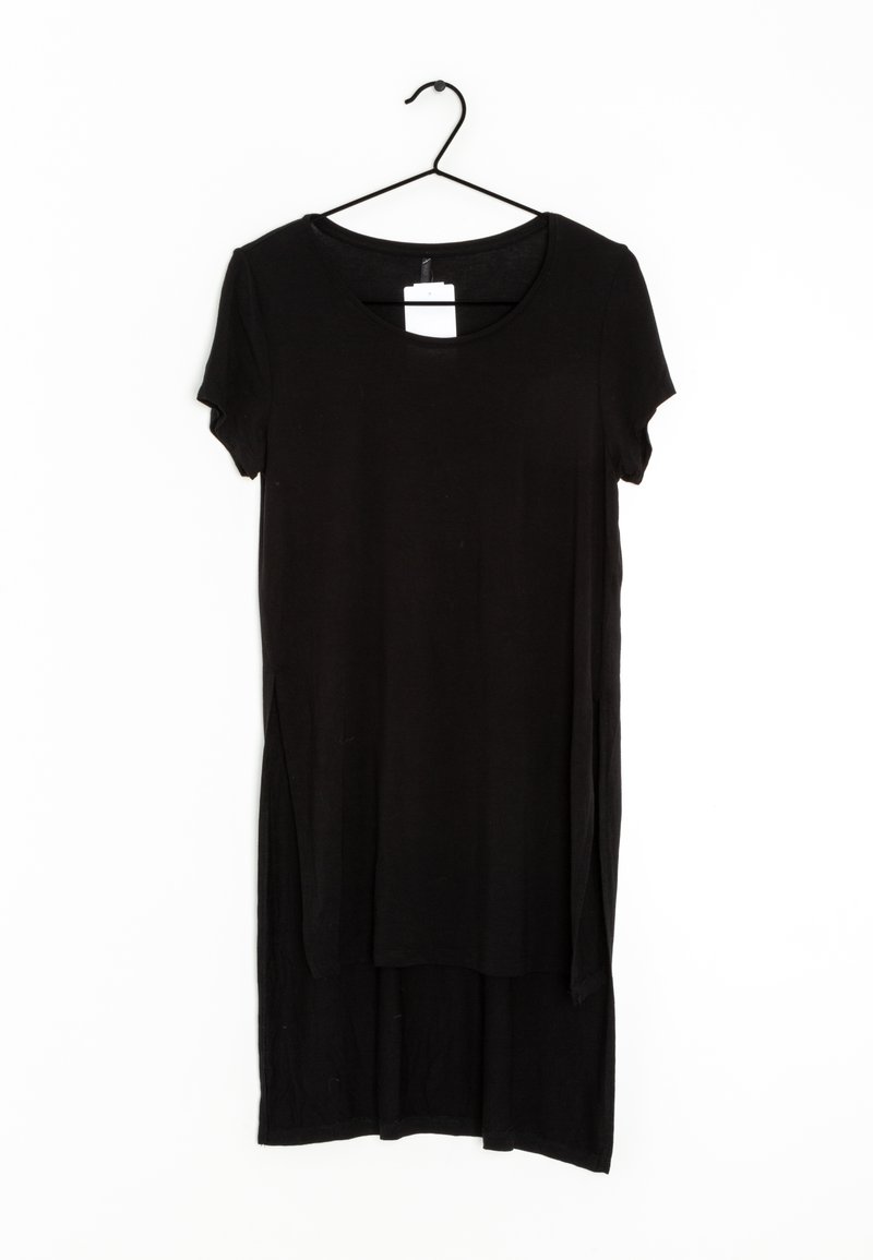 Musta, lyhythihainen mekko, joka on valmistettu pehmeästä, joustavasta materiaalista. Mekossa on pyöreä kaula-aukko ja kerroksellinen malli helman kohdalla. Mekko roikkuu mustassa koukussa.