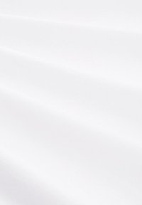 Tessuto bianco con una texture liscia e leggermente stropicciata, con morbide pieghe che creano ombre delicate sulla superficie.