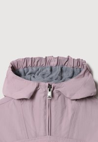 Giacca rosa chiaro con zip frontale e cappuccio arricciato. Presenta una morbida fodera grigia e accenti di cuciture testurizzate. Tessuto leggero e morbido.