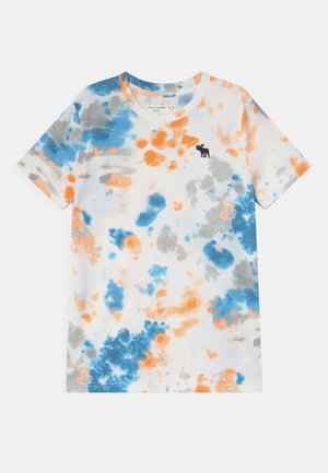 Kortærmet børnet-shirt med orange, blå og gråt batikmønster og lille sort elgjernlogo på brystet.