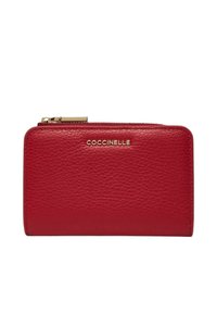 Portafoglio in pelle rossa con texture, cerniera dorata e logo "COCCINELLE" in lettere dorate sulla parte frontale.