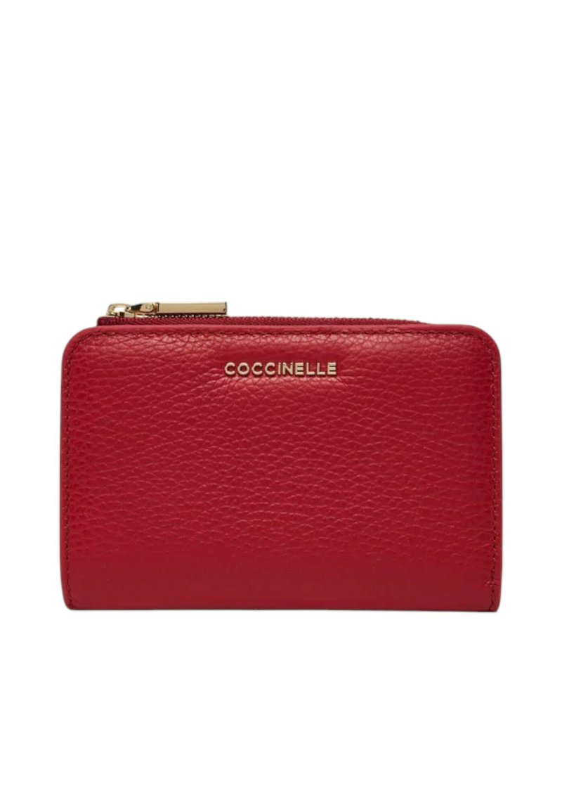 Portafoglio in pelle rossa con texture, cerniera dorata e logo "COCCINELLE" in lettere dorate sulla parte frontale.