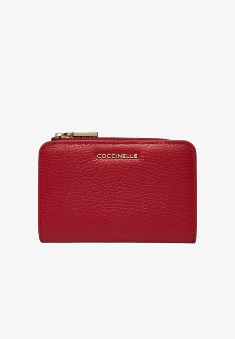 Portafoglio in pelle rossa con texture, cerniera dorata e logo "COCCINELLE" in lettere dorate sulla parte frontale.