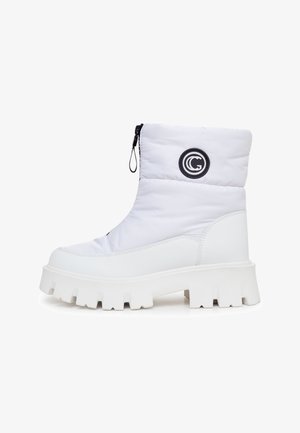 Botines blancos hasta el tobillo con parte superior de nailon acolchado, que cuentan con una cremallera lateral, un parche redondeado con el logo y una suela de goma gruesa con textura estriada.