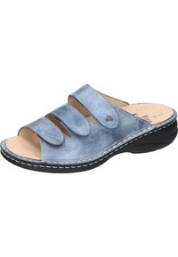 Blaue Ledersandalen mit drei verstellbaren Riemen, offenem Zehenbereich und gepolstertem Fußbett. Ausgestattet mit einer schwarzen Sohle und weißer Naht.
