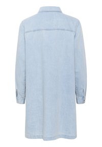 Abito camicia in denim blu chiaro con maniche lunghe, polsini con bottoni e colletto. Presenta una vestibilità dritta e una schiena pulita senza fantasie.