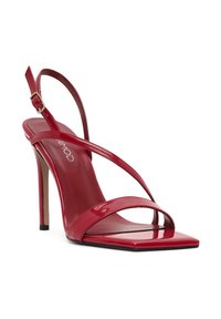Sandale à talons hauts en cuir verni rouge avec un bout carré. Elle est dotée d'une fine sangle à la cheville avec une boucle et de brides croisées à l'avant.