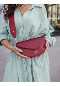 VUCH TRICIA - Taška s příčným popruhem - wine red