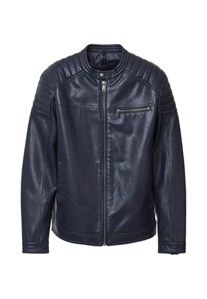 Giacca di pelle blu navy con colletto alto, dettagli a coste sulle spalle e tasca sul petto con zip. Tessuto liscio e design attillato.