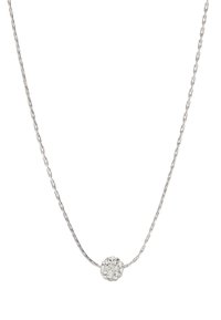 Srebrny naszyjnik łańcuszkowy z okrągłym wisiorkiem wysadzanym kryształami, który ma teksturowaną powierzchnię i błyszczące detale.