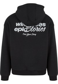 Schwarzer Hoodie mit Kängurutasche, gerippten Bündchen und einem großen weißen grafischen Text auf der Rückseite mit Sätzen wie "Besitze deine Geschichte."