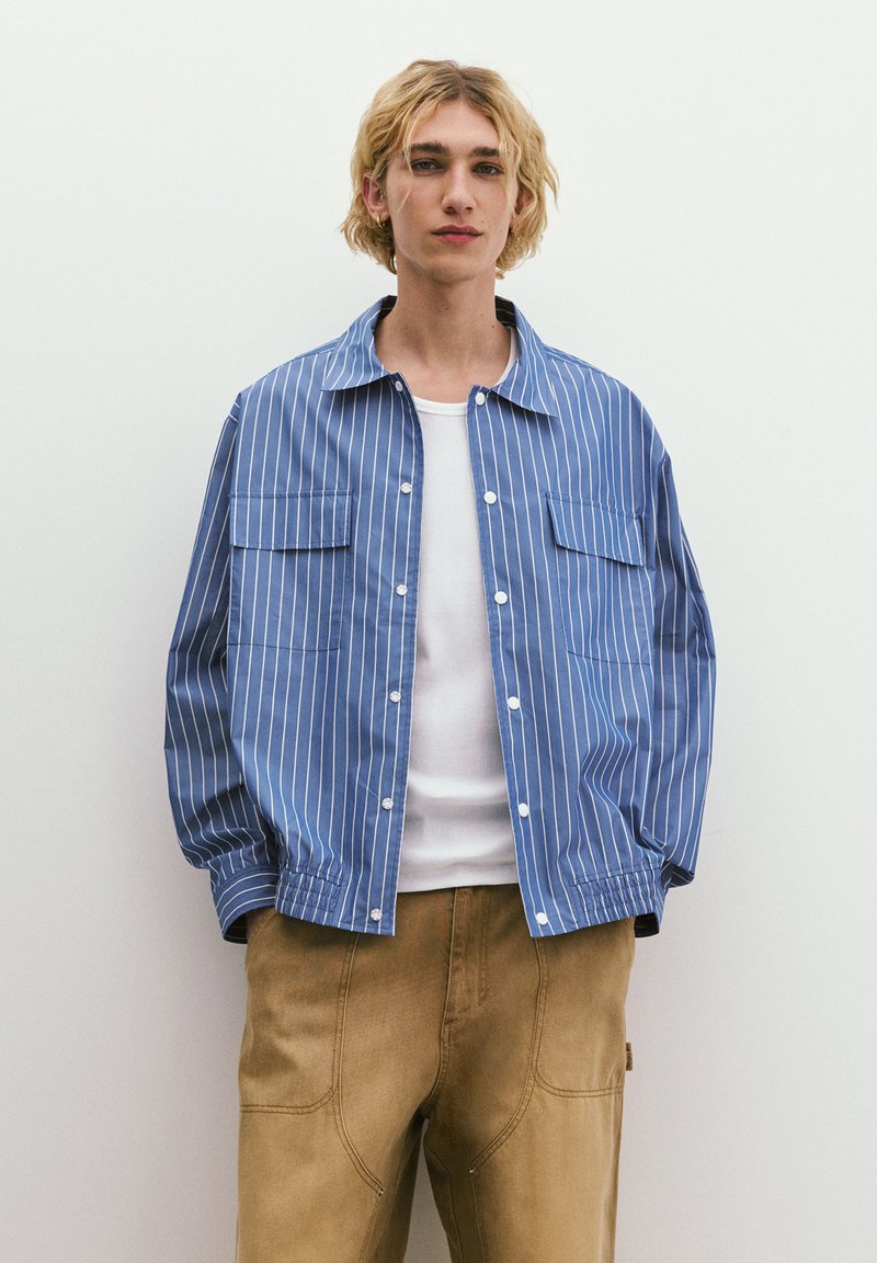PULL&BEAR - STRIPED - Summer jacket - blue, Enlarge