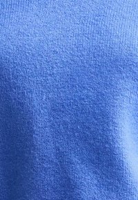 Tela azul texturizada con un acabado suave y ligeramente aterciopelado; superficie uniforme sin patrones ni costuras visibles.