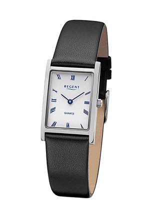 Montre à quartz avec un boîtier rectangulaire en argent, un cadran blanc, des chiffres romains bleus, et un bracelet en cuir noir avec une finition texturée.