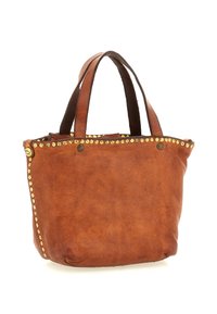 Borsa a tote in pelle marrone con dettagli in borchie dorate lungo i bordi e due manici corti, mostrata su uno sfondo bianco.