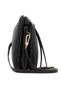 Černá kožená crossbody taška s texturovaným povrchem, zlatými komponenty, dlouhým popruhem a skládáním pro zvýraznění hloubky.