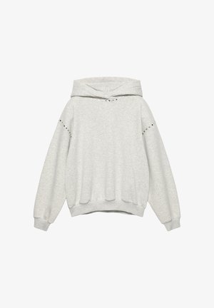 Lichtgrijze capuchontrui met lange mouwen en kleine metalen studs langs de schoudernaden en de halslijn.