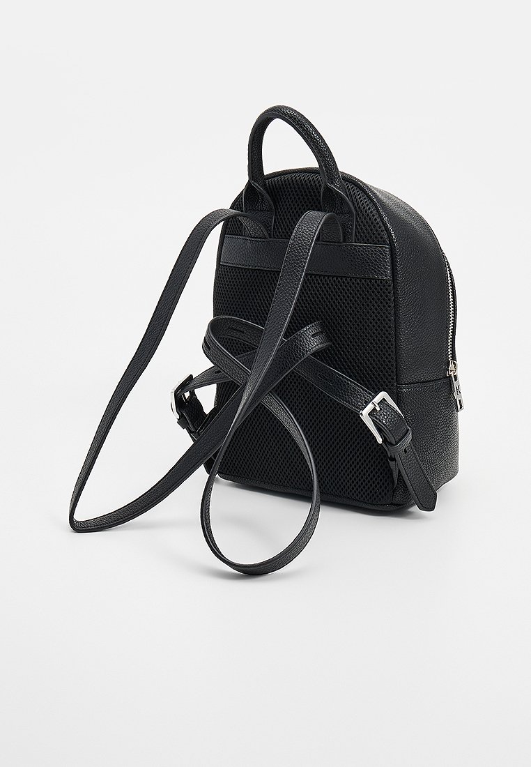 Czarny plecak z teksturowanej skóry ekologicznej z siateczkowymi akcentami, regulowanymi paskami i zapięciem na zamek. Kompaktowy i usztywniony design.