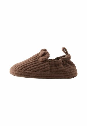 Chausson en velours côtelé marron pour bébé, avec des oreilles d'ours sur le dessus et une boucle au talon pour un enfilage et un retrait facile.