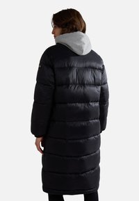 Zwarte pufferjas met horizontale stitching, lange mouwen en een grijze capuchon. De stof lijkt glanzend en geïsoleerd voor warmte.