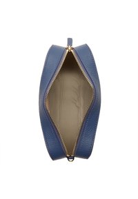 Modrý kožený obal s texturovaným povrchem, zlatým zipem a béžovým textilním vnitřkem. Unikátní oválný tvar s klínovým provedením.