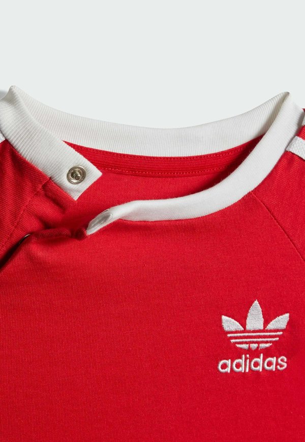 3-STRIPES - Print T-shirt - better scarlet3