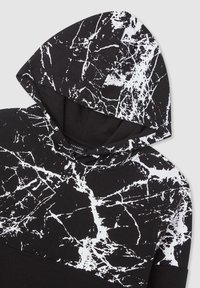 Felpa nera con un motivo a marmo bianco, tasca frontale e cappuccio. Realizzata in tessuto morbido, presenta una sezione inferiore completamente nera.