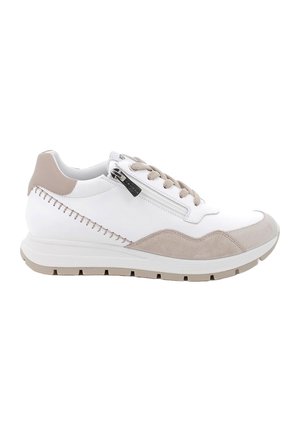 Sneaker bianca con dettagli in suede beige, lacci beige, cerniera laterale e cuciture decorative su una suola spessa beige.