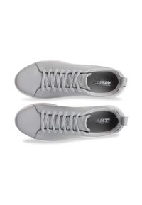 Světlé šedé tenisky s hladkým syntetickým svrškem, kulatou špičkou, polstrovaným interiérem a plochými tkaničkami. Na stélce a na záložce paty se nachází logo.