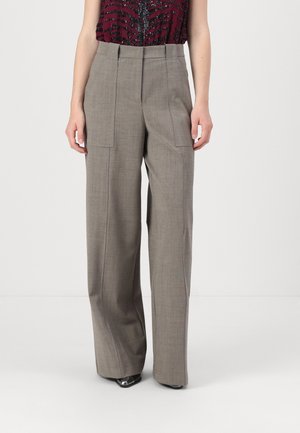 Grijze hoge taille wijde broek met twee voorzakken, scherpe plooien en een gladde stofafwerking, gecombineerd met een maroon versierd top.