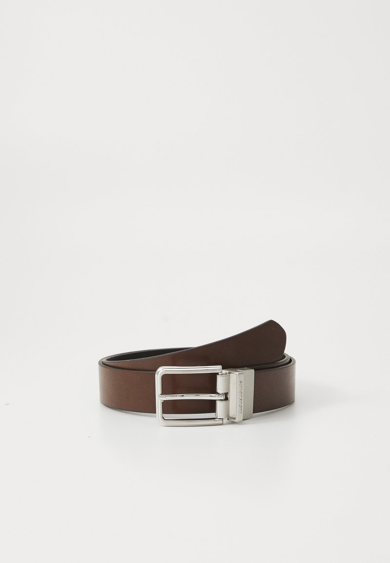 Brun læderbælte med en glat overflade, udstyret med en sølvmetal spænde og et minimalistisk design. Spændet har en rektangulær form.