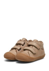 Scarpe per bambini in pelle marrone con due cinturini in velcro, sottolineatura morbida, punta arrotondata e suola in gomma testurizzata per una buona presa.