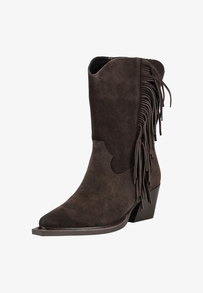 Bota vaquera de ante marrón con punta afilada, cortes laterales y flecos decorativos a lo largo del lateral exterior. El tacón apilado completa el diseño.