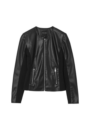 Schwarze Lederjacke mit rundem Halsausschnitt, reiẞverschluss vorn und zwei Reißverschlusstaschen. Mit kontrastierendem schwarzem Stoff an den Seiten.