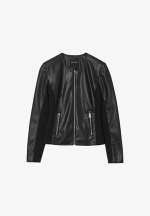 Schwarze Lederjacke mit rundem Halsausschnitt, reiẞverschluss vorn und zwei Reißverschlusstaschen. Mit kontrastierendem schwarzem Stoff an den Seiten.