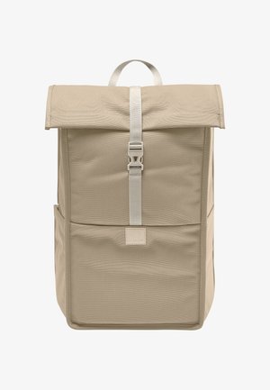 Beige Stoff-Rucksack mit Rolltop-Design, verstellbaren Trägern, einer Frontschnalle und einer großen Fronttasche. Robuste Verarbeitung und minimale Details.
