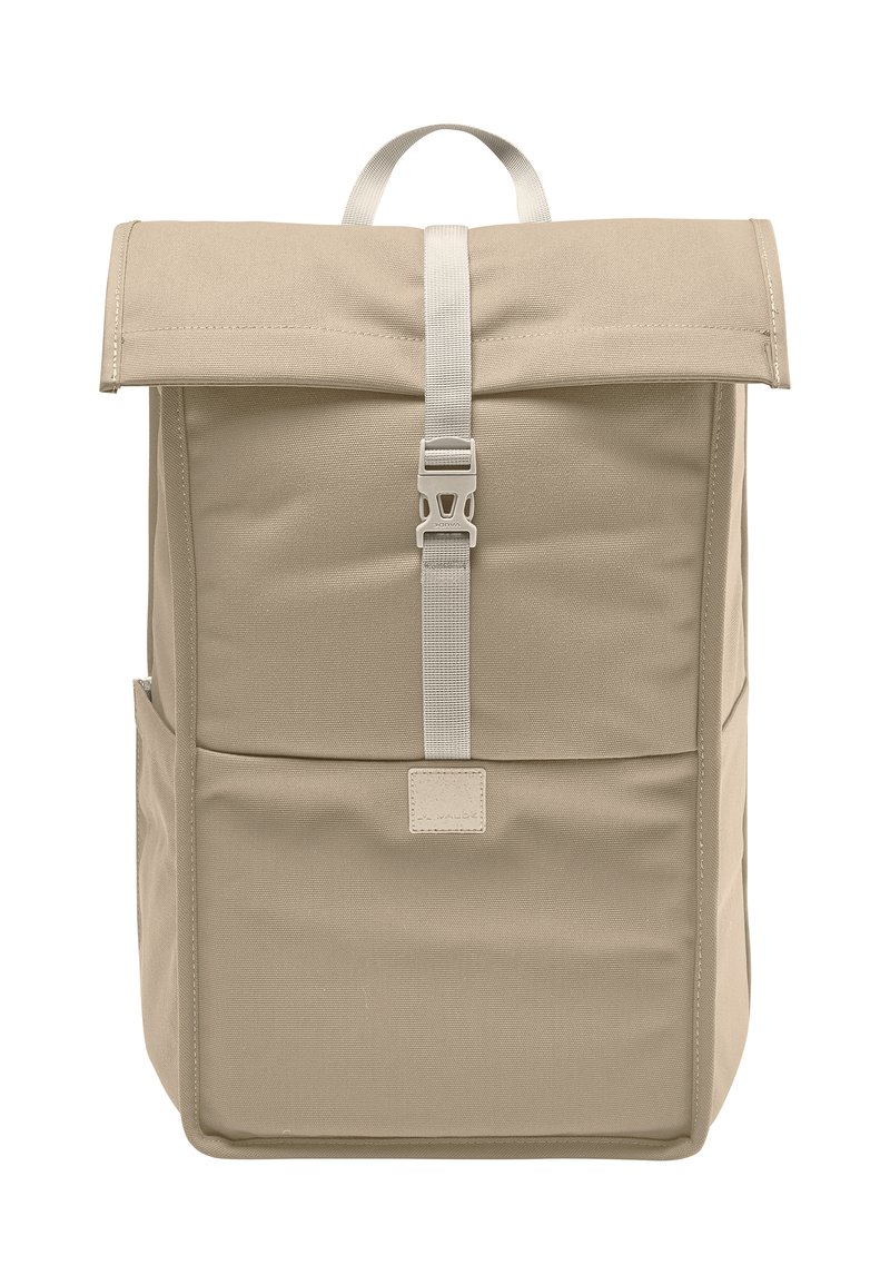 Mochila de tela beige con diseño de parte superior enrollable, correas ajustables, un cierre en la parte delantera y un gran bolsillo frontal. Construcción resistente y un detalle mínimo.