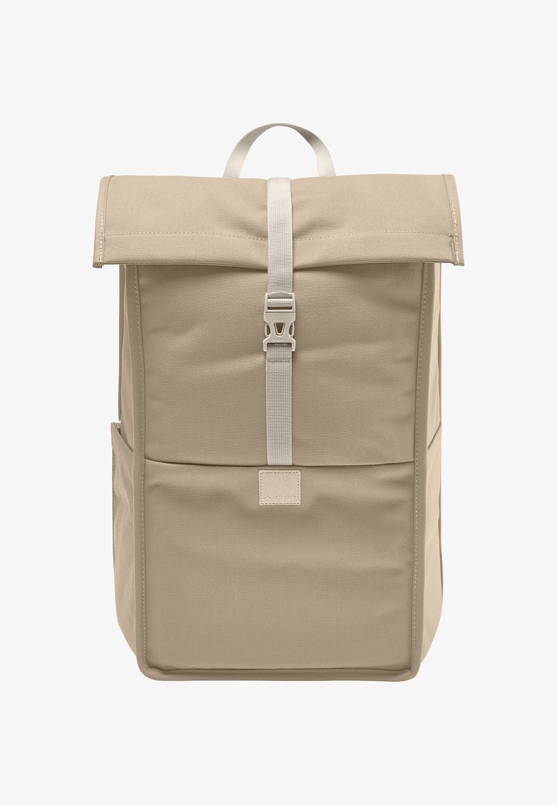 Beige Stoff-Rucksack mit Rolltop-Design, verstellbaren Trägern, einer Frontschnalle und einer großen Fronttasche. Robuste Verarbeitung und minimale Details.