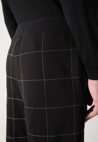 HUGO DRAG - Träningsbyxor - black