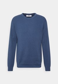 Blauer gerippter Strickpullover mit langen Ärmeln, Rundhalsausschnitt und taillierter Passform. Das Material wirkt weich und strukturiert. Minimale Markenkennzeichnung sichtbar.