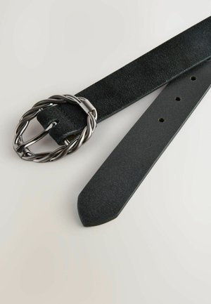 Ceinture en suède noir avec boucle ovale en métal tressé. Présente une texture lisse et plusieurs trous pour l'ajustement.