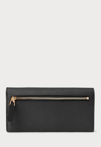 Carteira de couro preto com um acabamento texturizado, apresentando um fecho de correr dourado na parte da frente e um design minimalista.