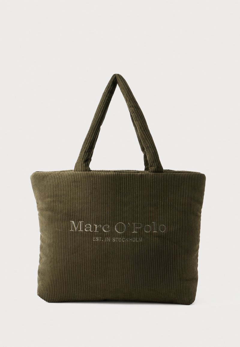 Sac tote en velours côtelé vert olive avec deux poignées texturées. Présente le nom de la marque brodé en fil clair sur le devant. Forme rectangulaire.
