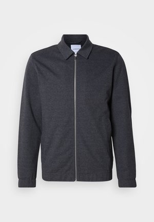 Mørkegrå zip-up jakke med krage, lange ermer og glatt stofftekstur. Har sidelommer og et minimalistisk design.