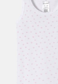 Débardeur blanc en coton bio, présentant une texture en rib très fine et de petits points roses disposés de manière éparse.