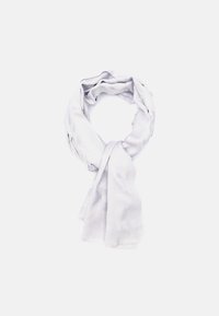 Lys grå tørklæde lavet af blødt stof, med et subtilt mønster, frynser i kanterne og et flydende design til alsidig styling.